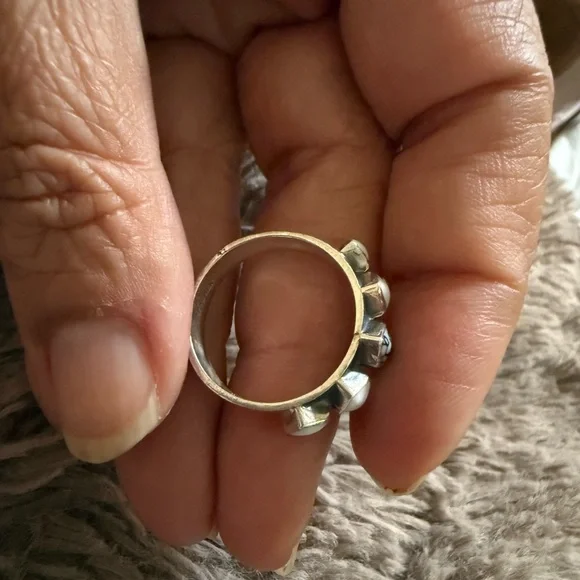 Sterling Silver band ring with white stones approx size 7-8 - Picture 5 of 11